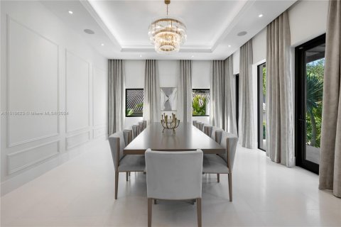 House in Coral Gables, Florida 5 bedrooms, 771.55 sq.m. № 942385 - photo 12