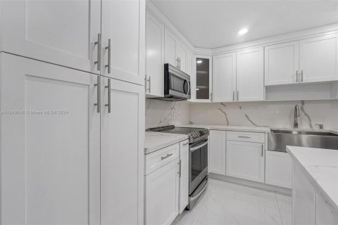 Condominio en venta en Hialeah, Florida, 3 dormitorios, 121.61 m2 № 1331830 - foto 6