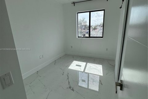 Immobilier commercial à vendre à Miami, Floride: 374.02 m2 № 1316151 - photo 15