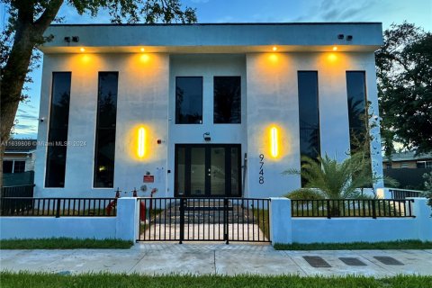 Immobilier commercial à vendre à Miami, Floride: 374.02 m2 № 1316151 - photo 2