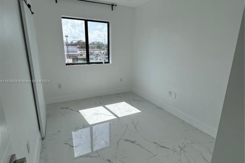 Propiedad comercial en venta en Miami, Florida, 374.02 m2 № 1316151 - foto 23