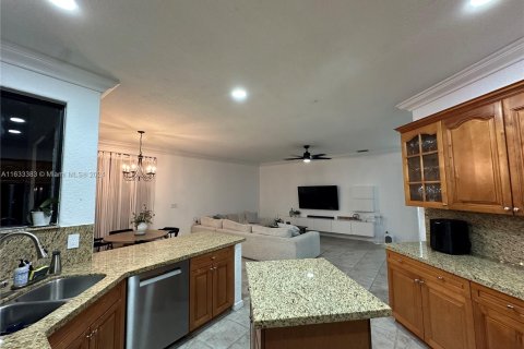 House in Pembroke Pines, Florida 4 bedrooms, 298.31 sq.m. № 1293812 - photo 7