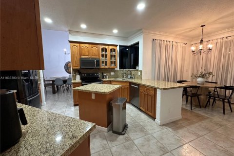 House in Pembroke Pines, Florida 4 bedrooms, 298.31 sq.m. № 1293812 - photo 4