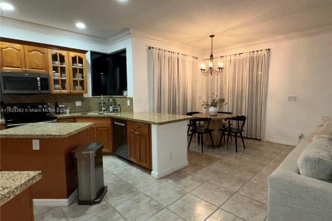 House in Pembroke Pines, Florida 4 bedrooms, 298.31 sq.m. № 1293812 - photo 5