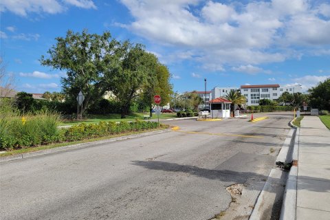 Condo in Lauderdale Lakes, Florida, 2 bedrooms  № 1146007 - photo 1