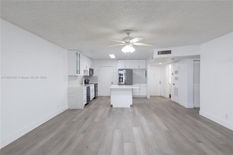 Condominio en venta en Lauderhill, Florida, 1 dormitorio, 86.21 m2 № 1372373 - foto 2