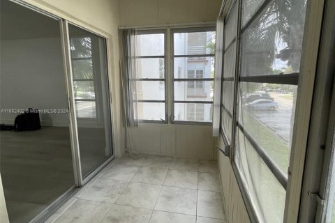 Condominio en venta en Lauderhill, Florida, 1 dormitorio, 86.21 m2 № 1372373 - foto 16