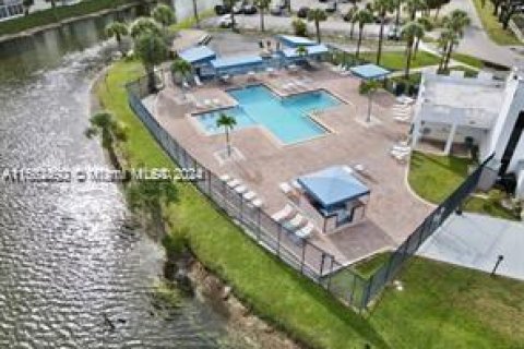 Condominio en venta en Lauderhill, Florida, 1 dormitorio, 86.21 m2 № 1372373 - foto 17