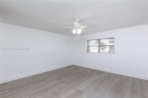 Condominio en venta en Lauderhill, Florida, 1 dormitorio, 86.21 m2 № 1372373 - foto 8