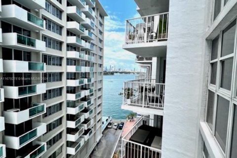 Condo in Miami Beach, Florida, 1 bedroom  № 1404716 - photo 17