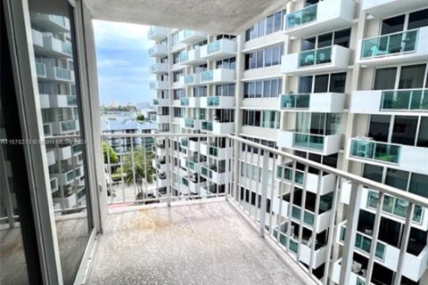 Condo in Miami Beach, Florida, 1 bedroom  № 1404716 - photo 16