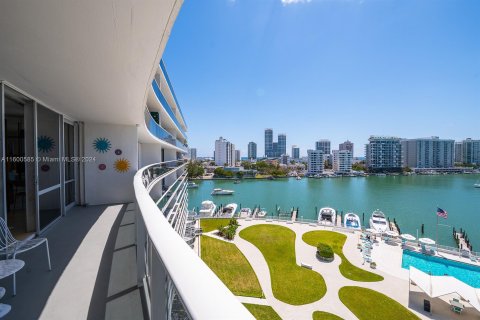 Condo in Miami Beach, Florida, 1 bedroom  № 1215587 - photo 20