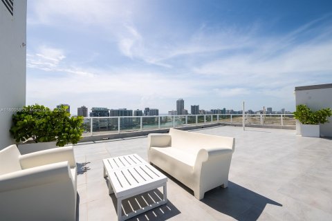 Condo in Miami Beach, Florida, 1 bedroom  № 1215587 - photo 29