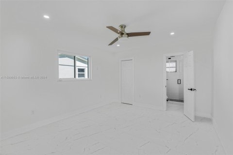 House in Miami, Florida 5 bedrooms, 158.31 sq.m. № 1215557 - photo 23