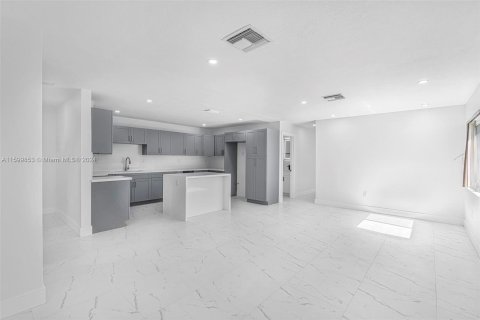 House in Miami, Florida 5 bedrooms, 158.31 sq.m. № 1215557 - photo 7