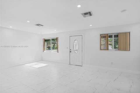 House in Miami, Florida 5 bedrooms, 158.31 sq.m. № 1215557 - photo 4