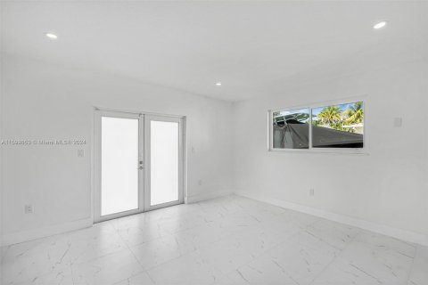 House in Miami, Florida 5 bedrooms, 158.31 sq.m. № 1215557 - photo 22