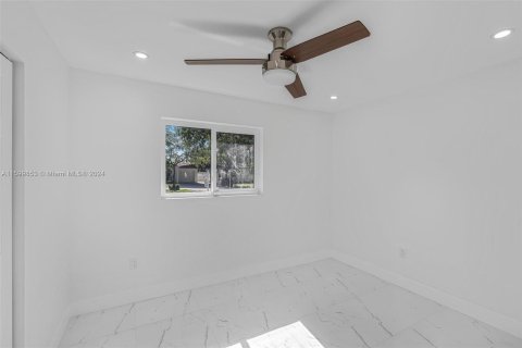 House in Miami, Florida 5 bedrooms, 158.31 sq.m. № 1215557 - photo 15