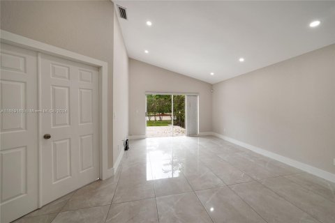 Villa ou maison à vendre à Pembroke Pines, Floride: 4 chambres, 194.35 m2 № 1385714 - photo 11