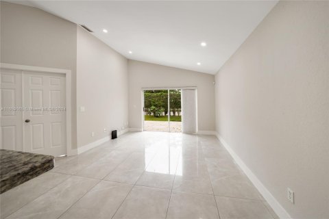 Villa ou maison à vendre à Pembroke Pines, Floride: 4 chambres, 194.35 m2 № 1385714 - photo 12