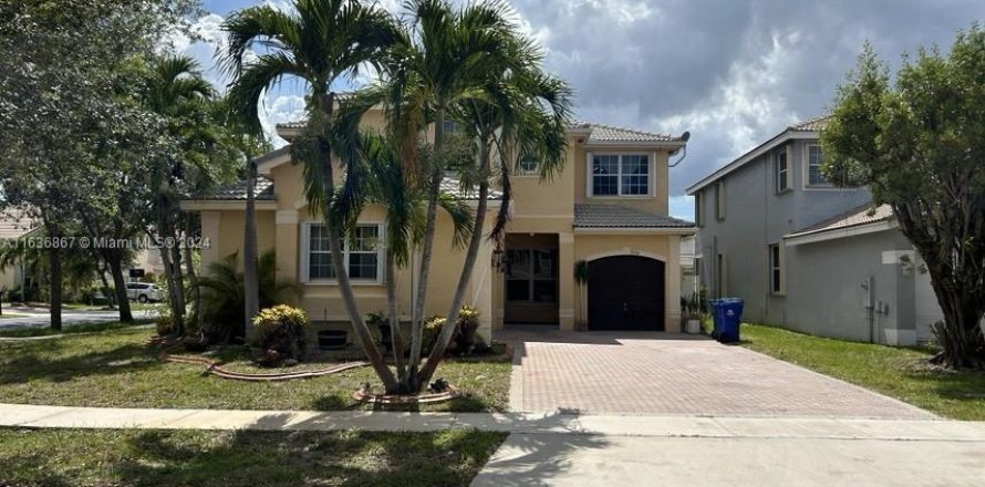 House in Miramar, Florida 5 bedrooms, 287.53 sq.m. № 1306453