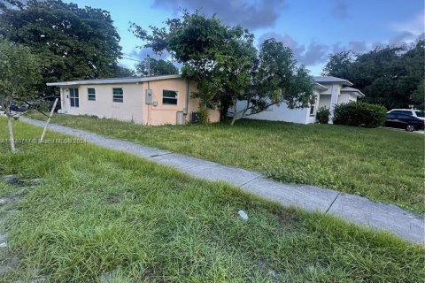 House in Hallandale Beach, Florida 3 bedrooms, 92.9 sq.m. № 1316240 - photo 2