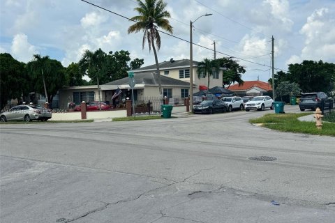 Commercial property in Miami, Florida 328.5 sq.m. № 1316242 - photo 2