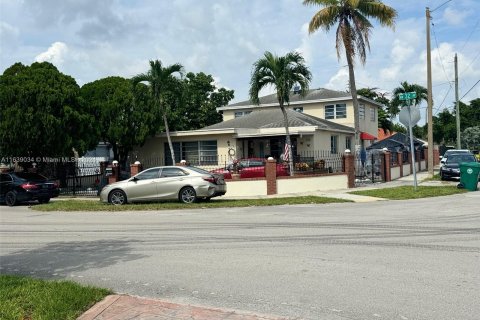 Propiedad comercial en venta en Miami, Florida, 328.5 m2 № 1316242 - foto 1