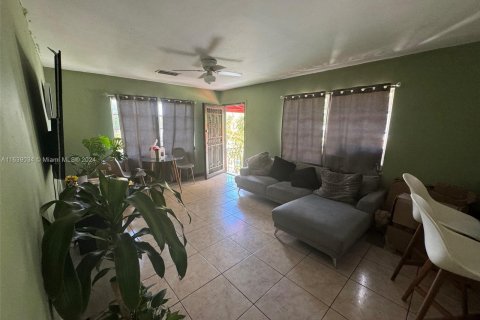 Immobilier commercial à vendre à Miami, Floride: 328.5 m2 № 1316242 - photo 8