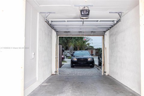 Touwnhouse à vendre à Fort Lauderdale, Floride: 3 chambres, 226.59 m2 № 1118757 - photo 4