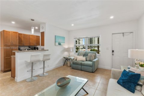 Condo in Hollywood, Florida, 1 bedroom  № 873492 - photo 21