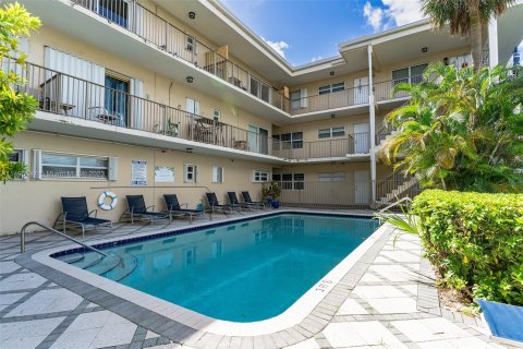 Condo in Hollywood, Florida, 1 bedroom  № 873492 - photo 24