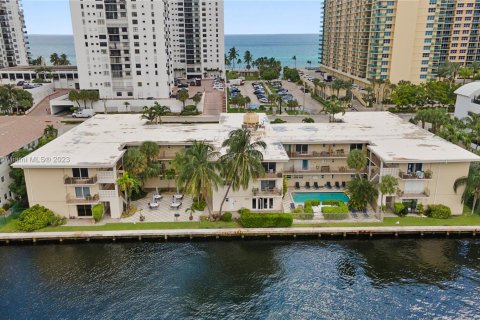 Condo in Hollywood, Florida, 1 bedroom  № 873492 - photo 15