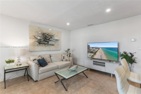 Condo in Hollywood, Florida, 1 bedroom  № 873492 - photo 7