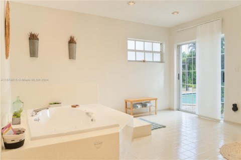 Casa en venta en Miami, Florida, 4 dormitorios, 334.45 m2 № 1409180 - foto 28