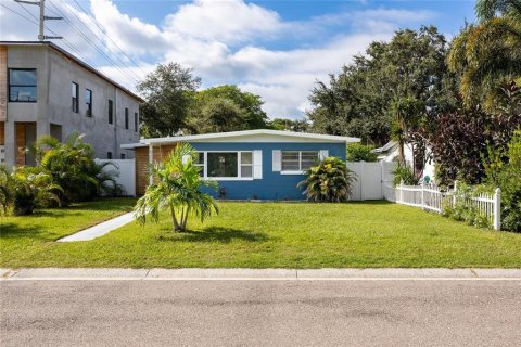 House in Saint Petersburg, Florida 2 bedrooms, 109.44 sq.m. № 1372234 - photo 2