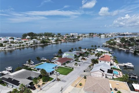 House in Saint Pete Beach, Florida 3 bedrooms, 283.54 sq.m. № 1372241 - photo 19