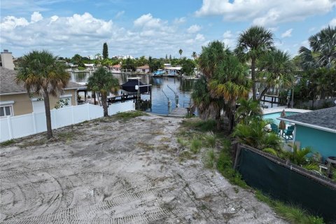 House in Saint Pete Beach, Florida 3 bedrooms, 283.54 sq.m. № 1372241 - photo 29