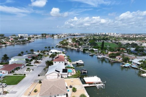 House in Saint Pete Beach, Florida 3 bedrooms, 283.54 sq.m. № 1372241 - photo 18