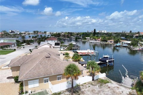 House in Saint Pete Beach, Florida 3 bedrooms, 283.54 sq.m. № 1372241 - photo 12