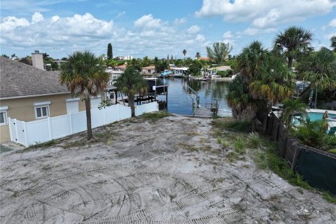 House in Saint Pete Beach, Florida 3 bedrooms, 283.54 sq.m. № 1372241 - photo 30