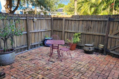 House in Saint Petersburg, Florida 3 bedrooms, 167.5 sq.m. № 1387085 - photo 8