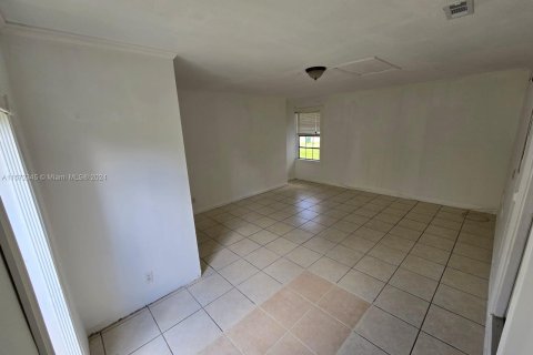 House in Lauderhill, Florida 4 bedrooms, 227.15 sq.m. № 1128649 - photo 15