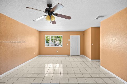 Villa ou maison à vendre à Miami Gardens, Floride: 4 chambres, 134.24 m2 № 1375044 - photo 5