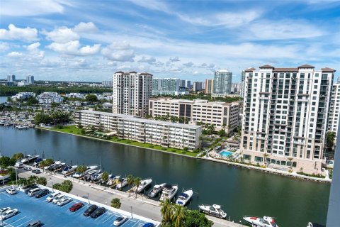 Condo in Sunny Isles Beach, Florida, 2 bedrooms  № 825013 - photo 1