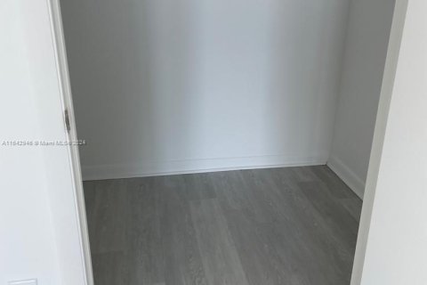 Condo in Miami, Florida, 1 bedroom  № 1321168 - photo 5