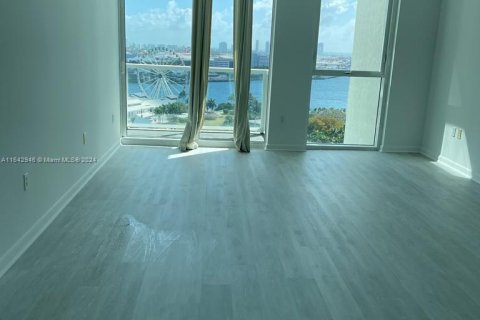 Condo in Miami, Florida, 1 bedroom  № 1321168 - photo 3