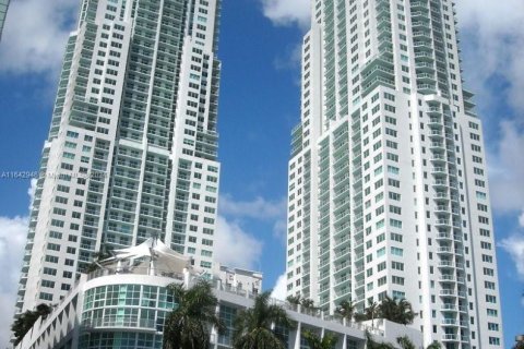 Condo in Miami, Florida, 1 bedroom  № 1321168 - photo 1