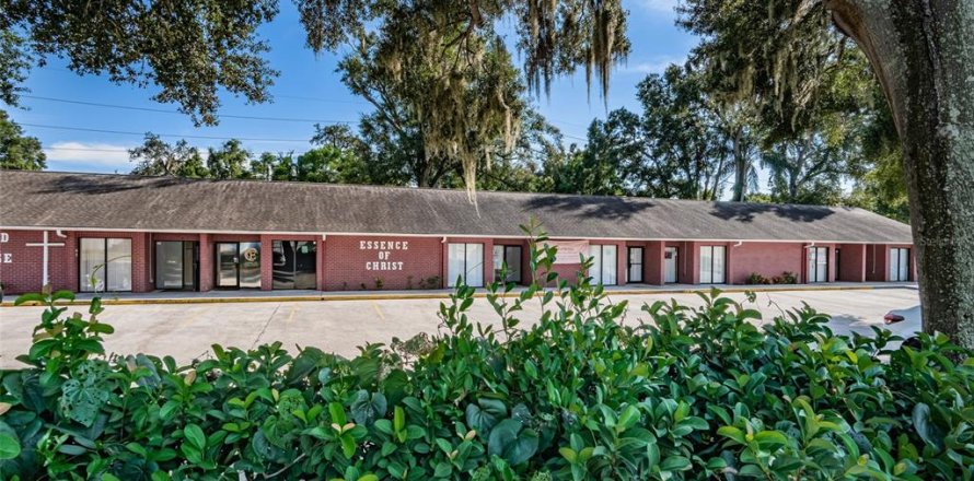 Commercial property in Brandon, Florida 779.26 sq.m. № 739085