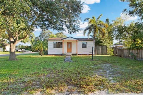 House in Saint Petersburg, Florida 3 bedrooms, 144 sq.m. № 1347322 - photo 3